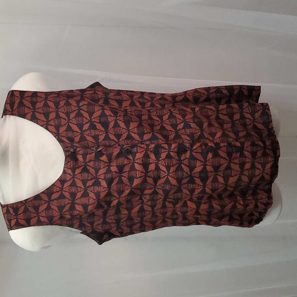 Liz Claiborne Sleeveless Tribal Button Down Top